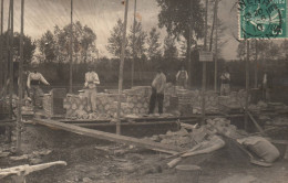 Carte Photo De  TONNERRE (yonne ) Ou PRECY SOUS THIL (cote D'or) Ouvriers  Montant Un Mur - Autres & Non Classés