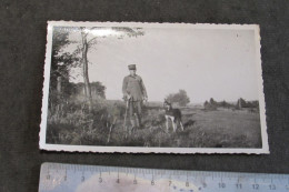 CHEVRON 1945 - JULES BONMARIAGE BRIGADIER FORESTIER EN UNIFORME AVEC SON CHIEN - MENTION AU DOS -VOIR SCANS - Personas Identificadas