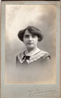 Photo CDV D'une Jeune Fille élégante Jeanne Regnier  18 Ans Posant Dans Un Studio Photo A Poissy Le 26 Aout 1912 - Identified Persons