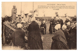 CPA 29 - LE FOLGOET (Finistère) - Jour Du Pardon. Les Pélerins En Prières. L'accolade. Ed Villard (animée) - Le Folgoët