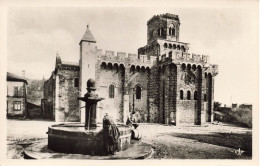 FRANCE - Royat - Vue Sur L'église Fortifiée (Construite Au XI E S) - Fontaine - Animé - Carte Postale Ancienne - Royat