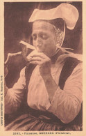 FOLKLORE - Costumes - Fumeuse - Gouezec - Carte Postale Ancienne - Kostums