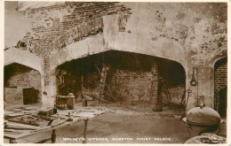 British Castles Architecture Wolsey's Kitchen Hampton Court Palace - Castillos