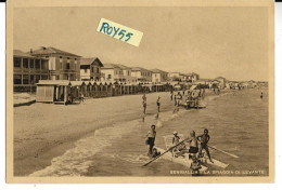 Marche-senigallia La Spiaggia Di Levante Veduta Anni 40 Cabine Bagnanti Barca Salvagente Case Animata - Autres & Non Classés