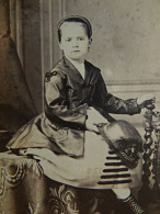Photo Cdv Herbert à Beauvais - Fillette Assise, Chapeau à La Main, Second Empire Ca 1865 L678 - Alte (vor 1900)