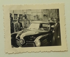 People On The Street By The Car Studebaker Commander - Automobile