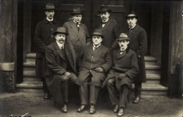 Photo CPA Männer In Mänteln Und Mit Hüten Vor Einem Haus, 1920 - Other & Unclassified