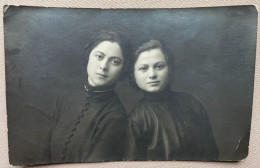 1923 - Originele Foto - Photo Originale / Twee Jonge Vrouwen - Deux Jeunes Femmes (Russian?) - 13,5 X 9 Cm. - Anonyme Personen