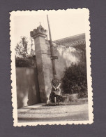 Photo Originale Vintage Snapshot Touriste Femme Tarascon Abbaye De St Saint Michel De Frigolet   (58869) - Places