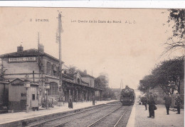 93. STAINS . Les Quais De La Gare Du Nord . Animée . Train - Stains