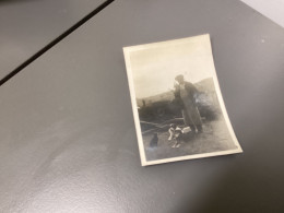 PHOTO SNAPSHOT 1920 Cannes à La Campagne En Tablier à Ses Pieds, Chien Chat Qui Les Regarde - Places