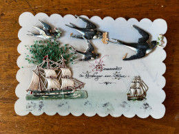 Boulogne Sur Mer * RARE CPA Célluloïde + Ajoutis Découpis , Souvenir De La Ville ! * Bateaux Voiliers Oiseaux Fleurs - Boulogne Sur Mer