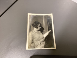 PHOTO SNAPSHOT 1920 Cannes Femme De Profil En Train De Lire, Debout Contre Une Porte Papier à La Main - Anonymous Persons