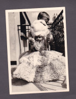 Photo Originale Vintage Snapshot Enfant Et Grande Poupée Sur Balcon (58869) - Ohne Zuordnung