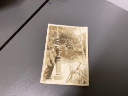 Photo  Snapshot 1920 Cannes Homme Avec Son Vélo Contre Un Candélabres, Penché, On Dirait Qu’il Le Tient Poteau - Personnes Anonymes