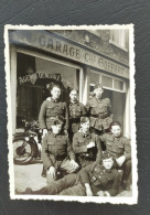 Photo Ancienne Neuville-en-Condroz Militaire Moto Garage 1937 - Guerre, Militaire