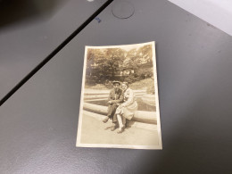 Photo Snapshot 1920 Cannes Femme à Côté De L’autre Assise à Côté D’une Fontaine Jet D’eau Maison Arbre - Personnes Anonymes