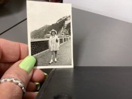 Photo Snapshot 1930 Théoule Sur Mer Petite Fille, Debout Qui Prend La Pause Avec Son Chapeau, Robe Collier Sac Sous épau - Anonymous Persons