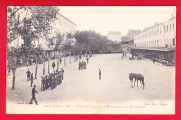 F-83-Toulon-47P96  Dans La Cour Du 4ème Colonial Au Mourillon, Animation, Cpa BE - Toulon