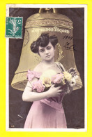 Paques-56P57 Joyeuses Paques Une Jeune Femme Avec Fleurs Et Oeuf, Une Grosse Cloche, Cpa BE - Pâques