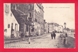 F-35-Redon-05Ph47  Le Quai Saint Jacques, Animation, Verso Cachet Militaire, Cpa BE - Redon