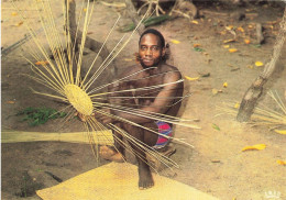 AFRIQUE EN COULEURS - Fabrication Des Paniers En Vannerie - Basket Making - Carte Postale - Zonder Classificatie