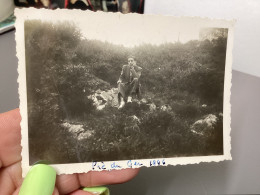 Photo Snapshot 1946 Pic Du Jet Ger Homme, Assis En Chaussettes Sur Rocher, La Main Sur La Joue En Train De Penser - Personnes Anonymes