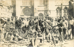 170424 - PHOTO ANCIENNE - 89 SENS Cycliste Devant La Cathédrale - Vélo - Sens