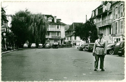 64 - B55953CPSM - SALIES DE BEARN - Place Jeanne Albret - Gendarme Avec Baton - Très Bon état - PYRENEES-ATLANTIQUES - Salies De Bearn