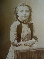 Photo CDV Pirou à Paris  Fillette Accoudée Sur Le Dossier à Franges D'une Chaise  CA 1885 - L678 - Ancianas (antes De 1900)