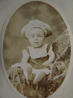 Photo CDV Antonin à Paris  Bébé En Robe Assis  Grand Chapeau, Bavoir  CA 1880-85- L678 - Ancianas (antes De 1900)