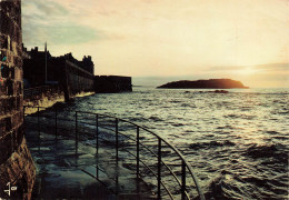 FRANCE - Saint Malo - Coucher De Soleil Sur Grand Bé Et Les Remparts  - Carte Postale - Saint Malo