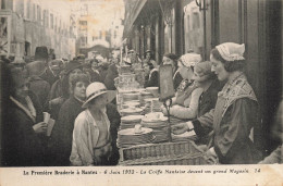 Nantes * La Première Braderie Le 6 Juin 1932 * La Coiffe Nantaise Devant Un Grand Magasin * Marché Foire - Nantes