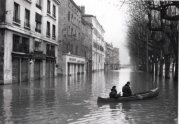 Photo   Combier Glacée -- Macon Inondations 1955  Barque Sur Le Quai Lamartine - Europa