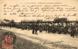 AU CAMP DE CHALONS DEBARQUEENT D'UN REGIMENT D'INFANTERIE - Camp De Châlons - Mourmelon