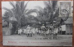 MADAGASCAR - AU PAYS DE L'OR - PROSPECTEURS ET COLONS DU "SAMBIRANO" EN TOURNEE A AMBILOBE - PORTEURS / METIER - Madagascar