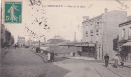 93. LA COURNEUVE . Place De La Gare . Animée . Constructeur SOHIER . - La Courneuve