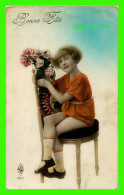 ENFANT - JEUNE FILLE - ASSIS SUR LA CHAISE DANS SA BELLE ROBE ORANGE VOUS SOUHAITE BONNE FÊTE - ÉCRITE EN 1925 - - Portraits