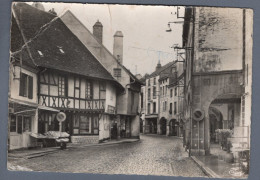 CPSM Dentelée - 71 - Louhans - Entrée De La Ville - Maison De Bois Et Les Arcades - Circulée En 1964 (état Moyen) - Louhans