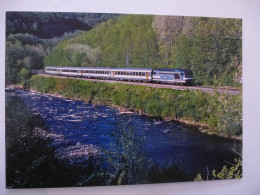 Ferrières-St-Mary (15) : BB 67525 En Tête Du "Thermal"  Paris-Lyon à Aurillac Longe L'Alagnon En Mai 2004 - Estaciones Con Trenes