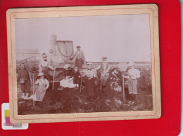 Rare Photo Originale Ancienne ST VAAST LA HOUGUE Fort Ile Tatihou Pecheuses Femmes élégantes  Accompagnée De Pecheur - Ancianas (antes De 1900)