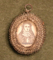 Médaille Religieuse Ancienne Travaillée Avec Des Fils Métalliques - Holy Religious Medal - Religión & Esoterismo