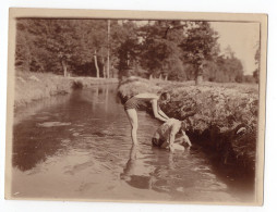 Snapshot Superbe Elegance Sepia Femme Homme Maillot De Bain Baignade Rivière Sexy Flapper Toilette Campagne Playboy Gay - Personnes Anonymes