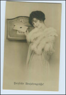 T1010/ Briefkasten Frau Mit Brief  Pelzstola Foto AK Ca.1910 Neujahr - Postal Services