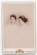 W8J13/ Kabinettfoto Zwei Junge Frauen Atelier Hase & Sohn, Freiburg Ca.1895 - Autres & Non Classés