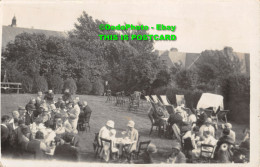 R428506 People Sitting In The Garden. Postcard - Mondo