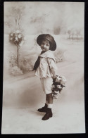 CPA  - Enfants -  Enfant En Chapeau  Blouse Col Marin Main Derrière Le Dos Avec Un Cadeau Et Des Fleurs - Autres & Non Classés