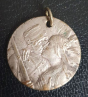 WW1 Beau Pendentif Médaille Journée De Poilu "Soldat Français Embrassant Une Alsacienne" WWI - 1914-18