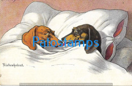 227336 ART ARTE COUPLE DOG SAUSAGE IN BED POSTAL POSTCARD - Sin Clasificación