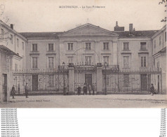 CPA  (42). MONTBRISON.  La Sous-Préfecture, Animé. ...D052 - Montbrison